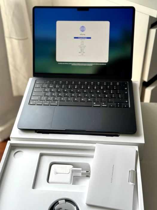 MacBook Air 13" (2024) | M3 Chip | 8GB RAM | 512GB SSD | Midnight Semi-Novo
