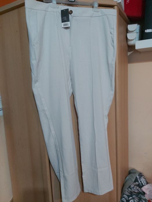 Nowe kremowe spodnie wizytowe