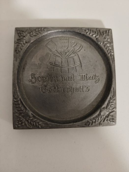 Stara metalowa tacka dekoracyjna – niemiecki napis o piwie, vintage