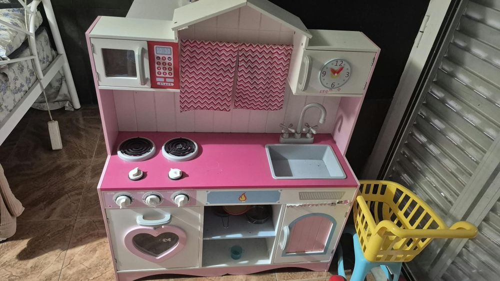 Cozinha rosa de brincar