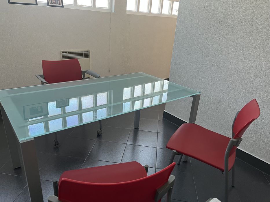 Secretária Mesa com tampo em vidro mais 3 cadeiras