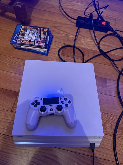 PS4 Pro 1TB Branca + Comando + 3 Jogos — 220€