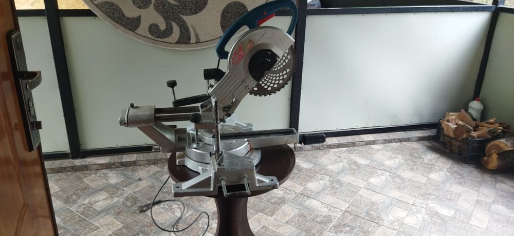 Горизонт. Торцувальна пила .