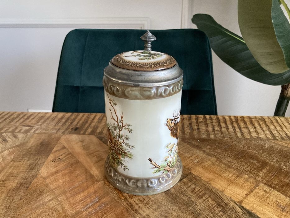 Kufel ceramiczny z motywem myśliwskim z cynową pokrywką