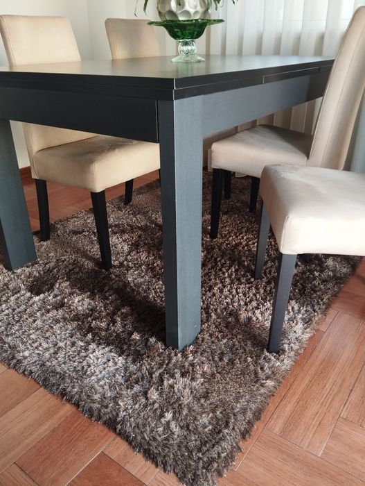 Mesa extensível, 4 cadeiras e carpete