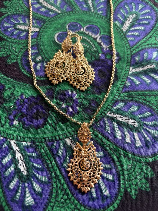 Cordao e brincos à Rainha