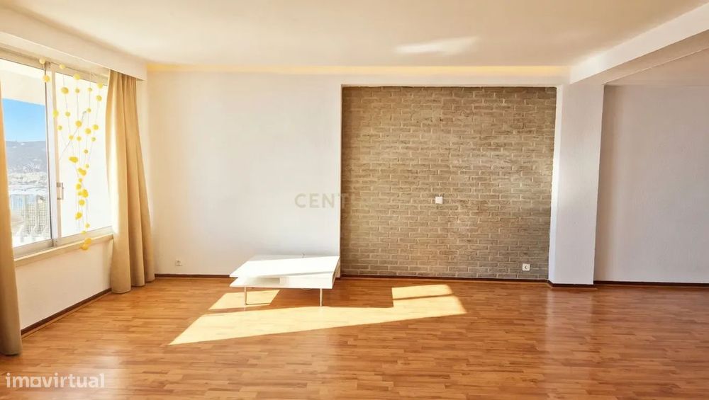 Apartamento T2 com Vista Mar em Sesimbra, Setúbal