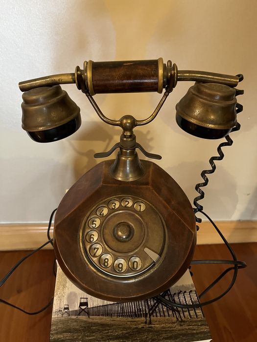 Telefone antigo em madeira