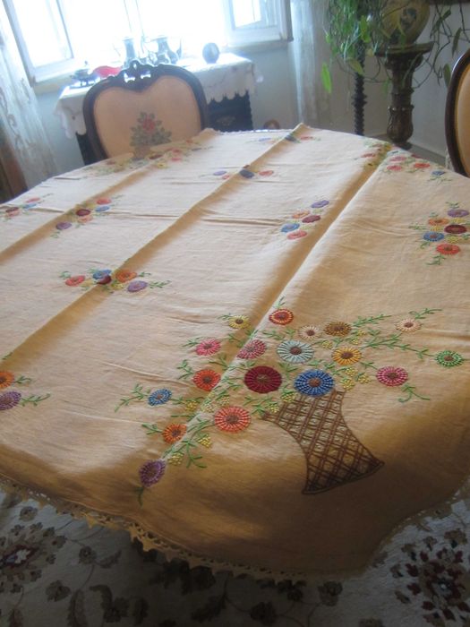 Bela  Toalha Linho do Tear Bordada Manualmente