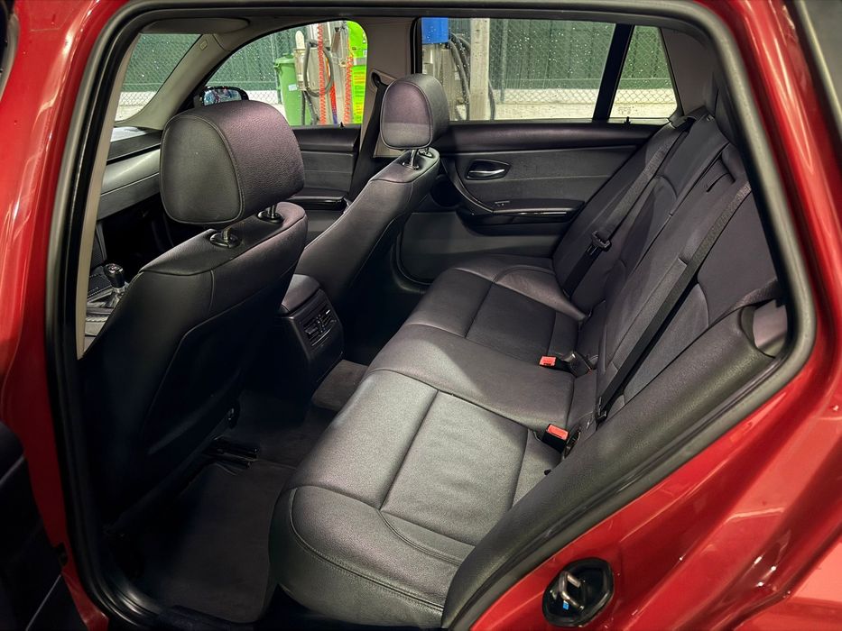 Bmw 318d lci 2011 com livro de revisoes