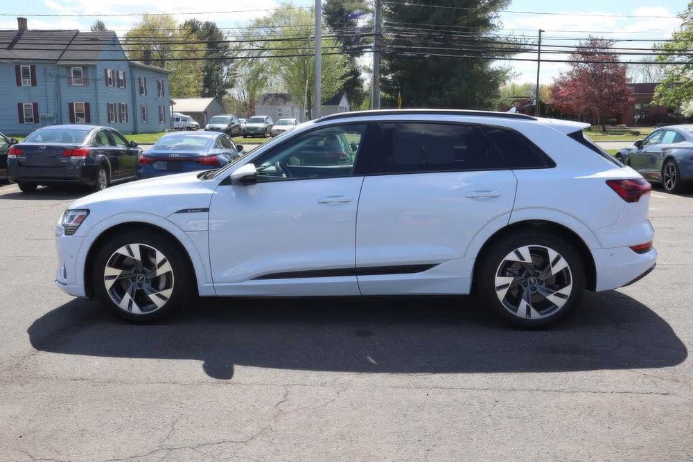 Audi E-Tron      2022