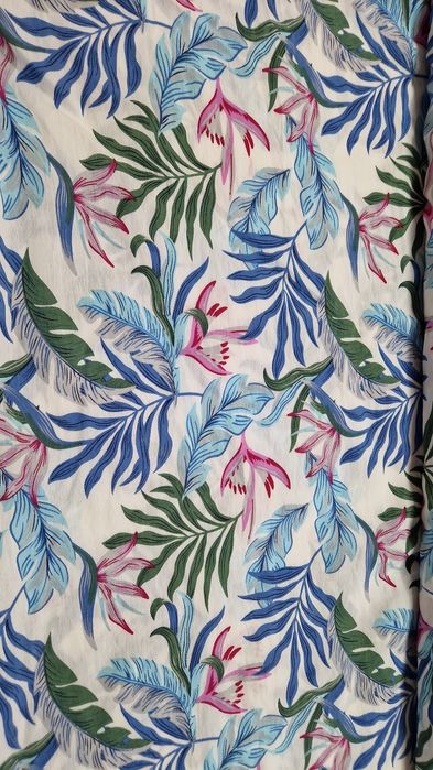 Tkanina biała w liście szer.149 cm.