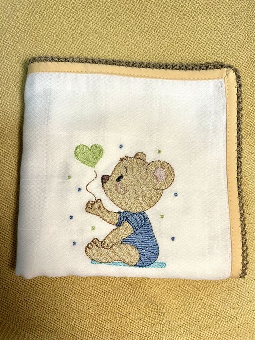 Fraldas bordadas com bainha simples