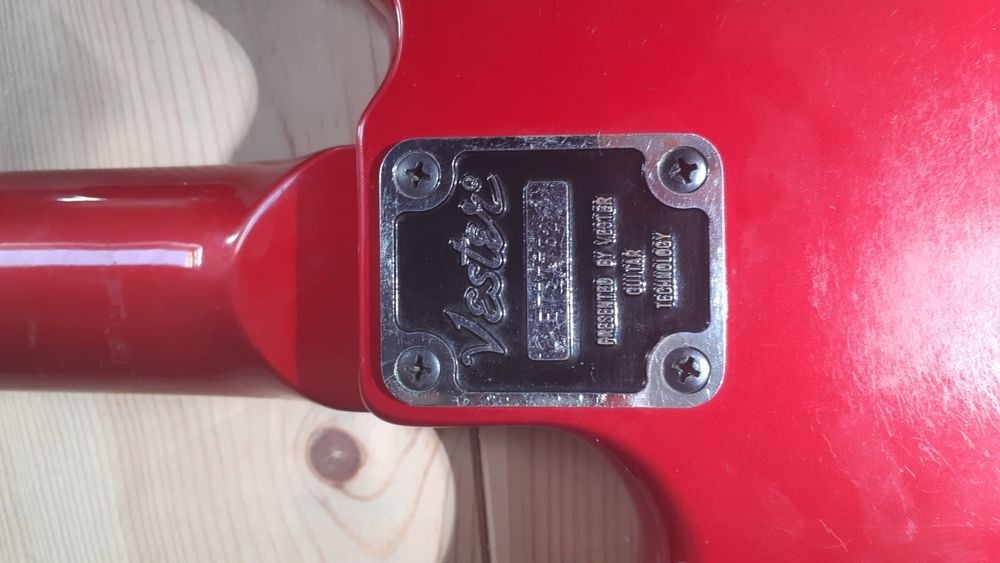 Baixo elétrico VESTER