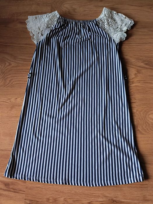 Sukienka w paseczki granatowo-białe z koronkowymi rękawkami