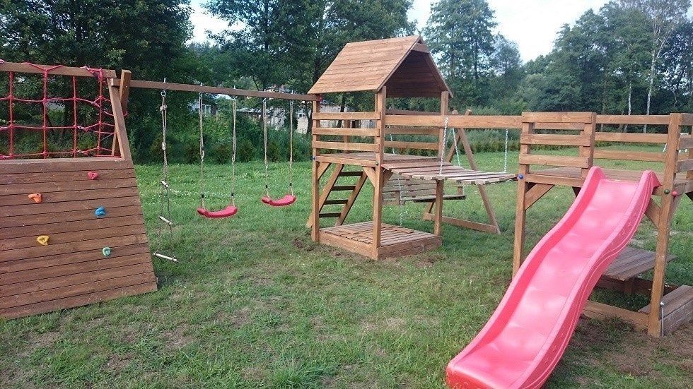 Plac zabaw mostek, stolik, domek, bocianie gniazdo