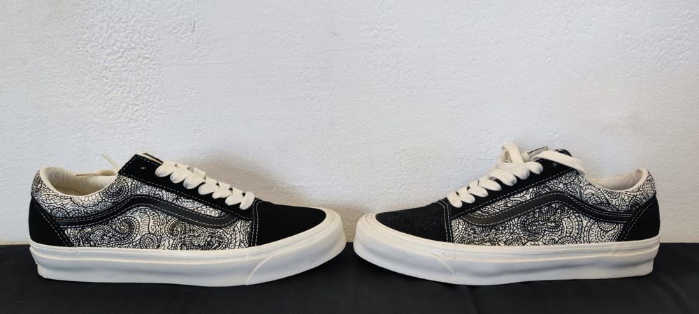 Ténis pretos e brancos