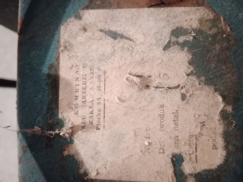 Skrzynka metalowa, narzędziowa z czasów PRL.