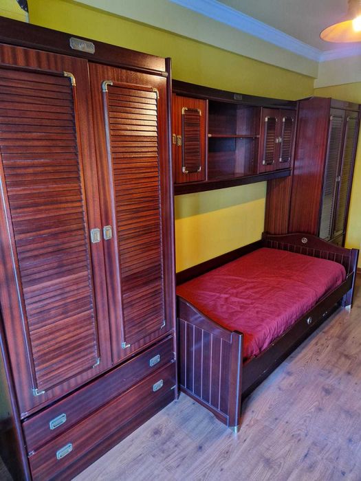 Dois estantes com  uma comoda    URGENTE