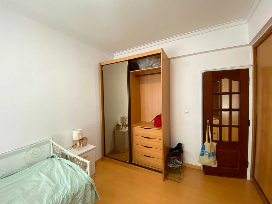 Quarto espaçoso para estudante a 2 minutos do Metro de Odivelas