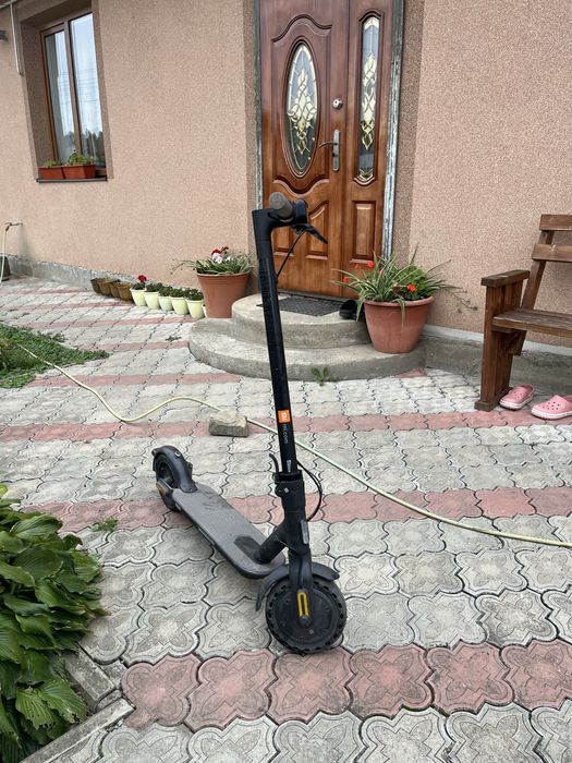 Самокат електричний в гарму стані
