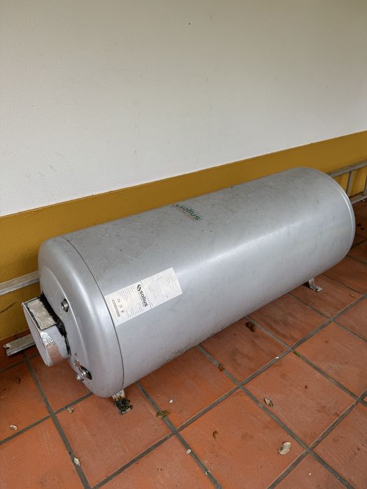 Bomba de calor biomassa Domusa Teknic e cilindro de água marca Solius