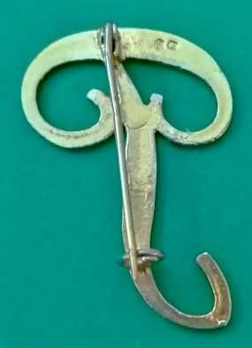 Alfinete de peito em prata dourada, letra P