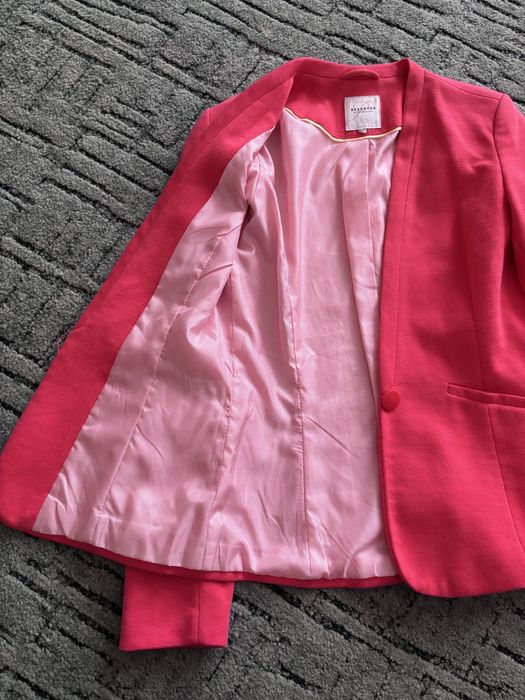 Гарний приталений жіночій піджак