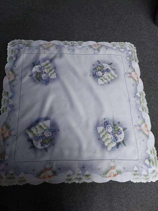 Biała serweta świateczna w bałwanki i choinki