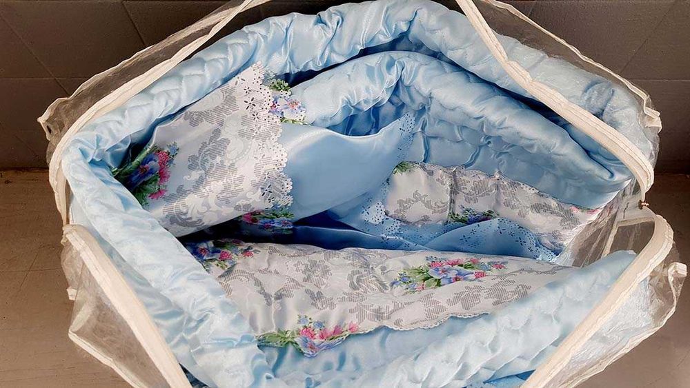 Edredão colcha azul c/ folhos, 1 travesseiro e 2 almofadas coração