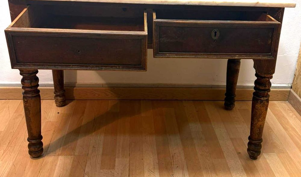 Mesa rústica antiga com tampo em pedra, . Com dimensões de 110x76x60 cm,
