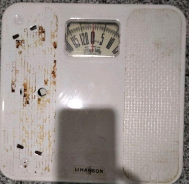 Balança para pesar
já tem alguns anos, mas ainda funciona.
Contém um