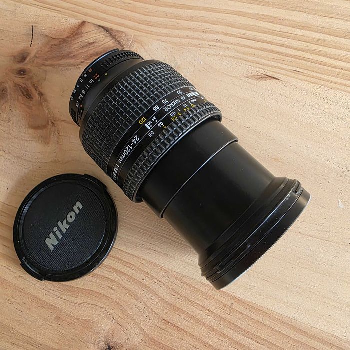 Objectiva Nikon AF 24-120mm.