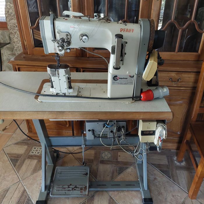 Máquina de cravar adaptada para meter fita