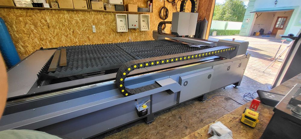 Оптоволоконний лазерний станок. Робоче поле 1550 х 3050