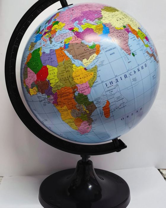 Глобуси політичний та фізичний