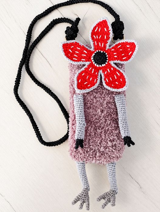 В'язана сумочка монстрик для мобільного телефону  через плече / handmade