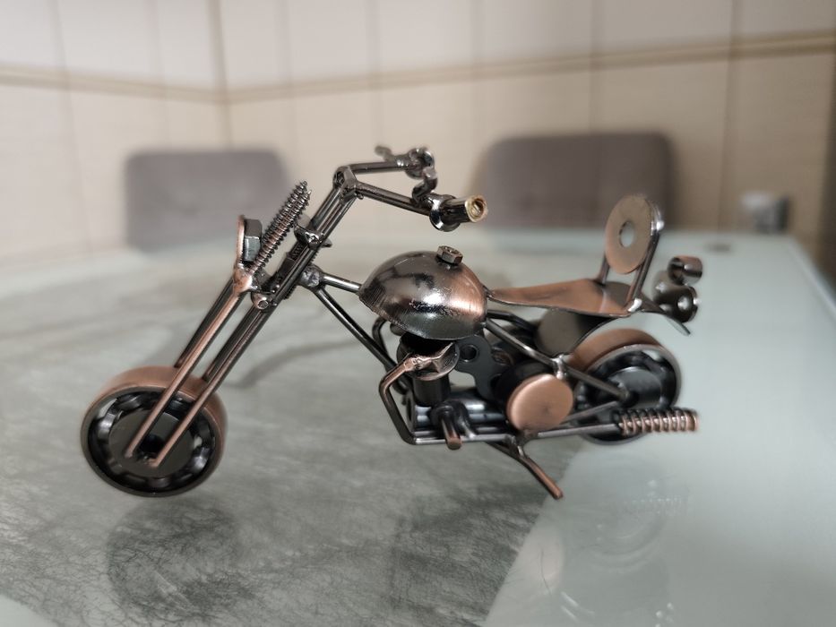 Motor z elementów metalowych