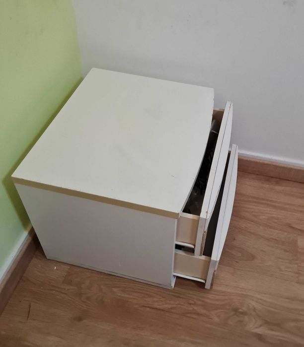 Móvel arquivo branco com persiana lacado e mesa cabeceira.