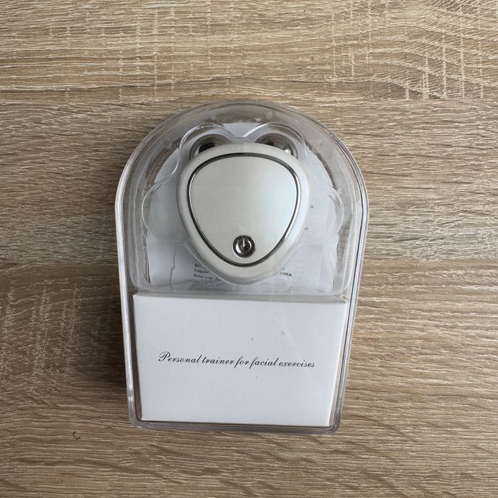 Мікрострумовий масажер для обличчя EMS