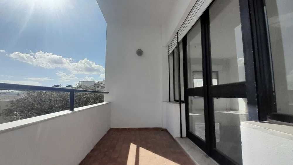 T3 Espaçoso com Elevado Potencial no Coração de Loulé