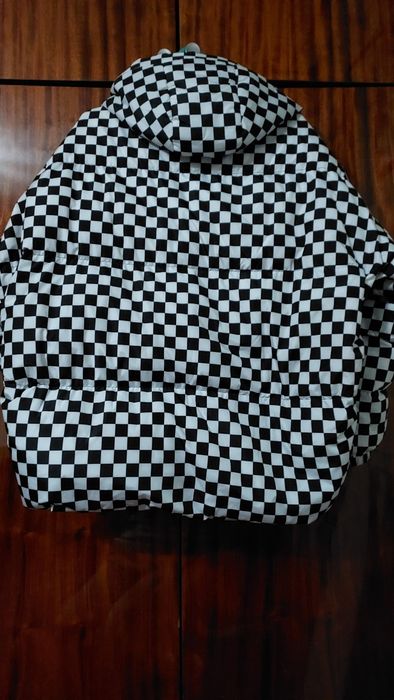 Куртка на пуху, легка, тепла.