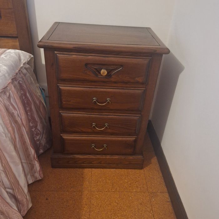 Mobilia de quarto de boa madeira e elegante