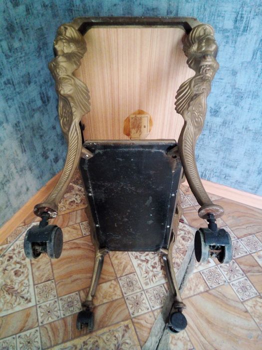 Антикварний столик Німфи,лиття.ссср.
