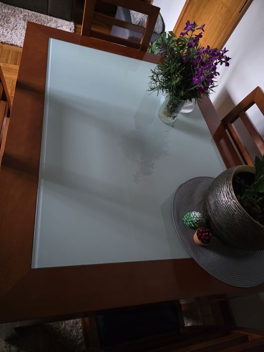 Mesa de sala com 4 cadeiras