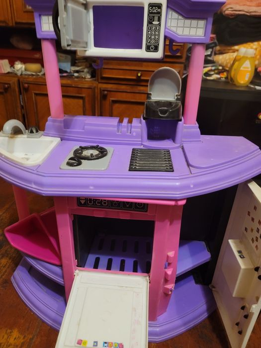 Детская игрушечная кухня