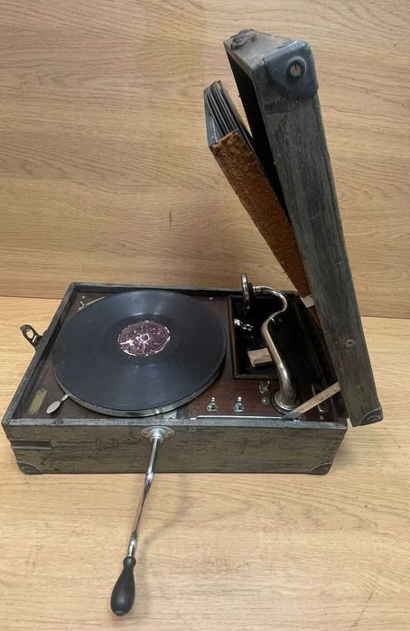Grafenola antiguidade, com 10 discos, funciona mas tem defeito
