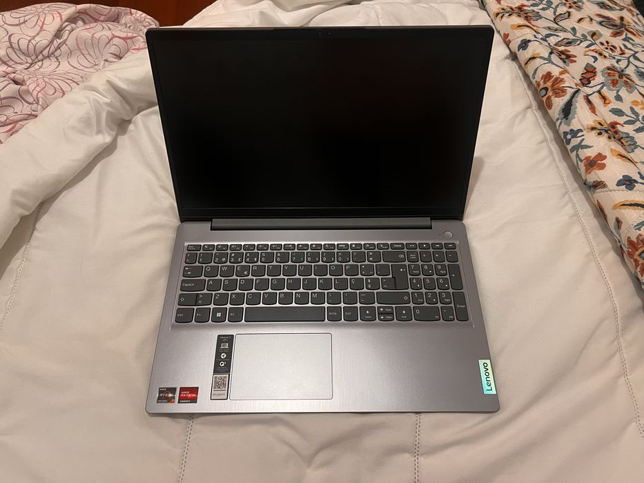 Lenovo IdeaPad 3 15ALC6 com Ryzen 7 5700U, 16 GB RAM e 512 GB SSD