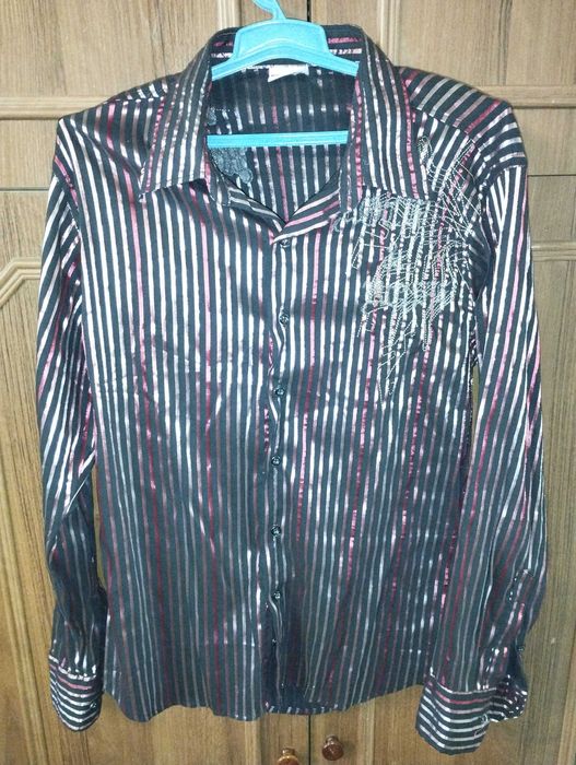 Мужская рубашка с длинным рукавом.