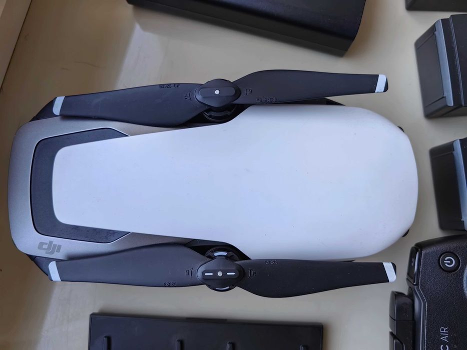 firmowy dron DJI AIR